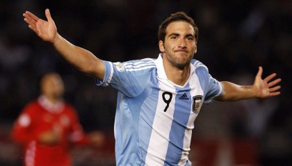 爱游戏中国电竞-利兹联边路突破频繁，白玫瑰军团冲击欧战，利兹联玫瑰德比